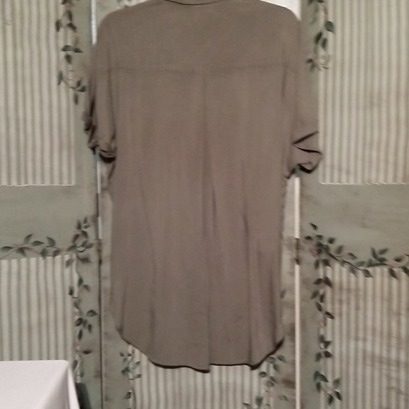 Women's NWT Button front Blouse size Medium - Picture 4 of 6